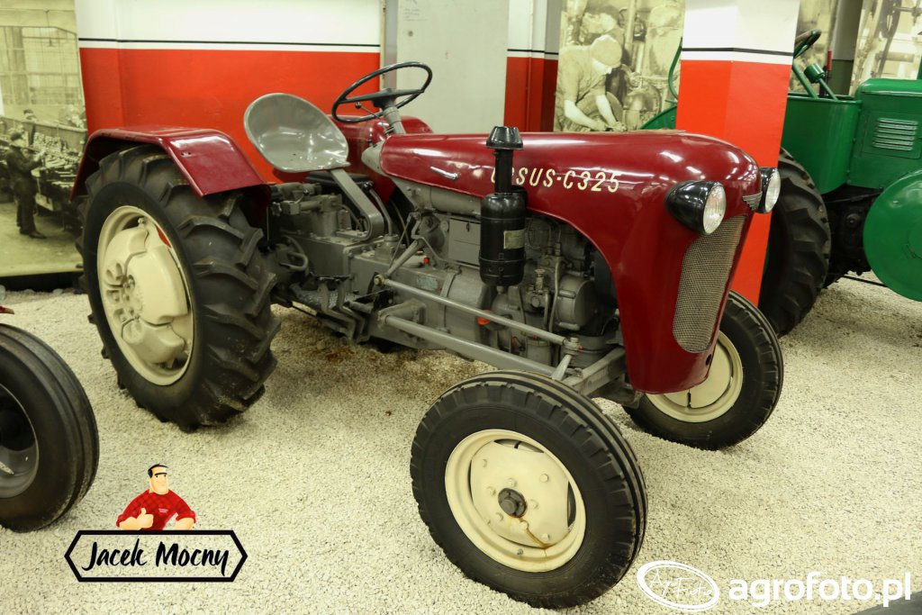 Foto traktor Ursus C-325 (eksponat z muzeum Ursusa) #614302