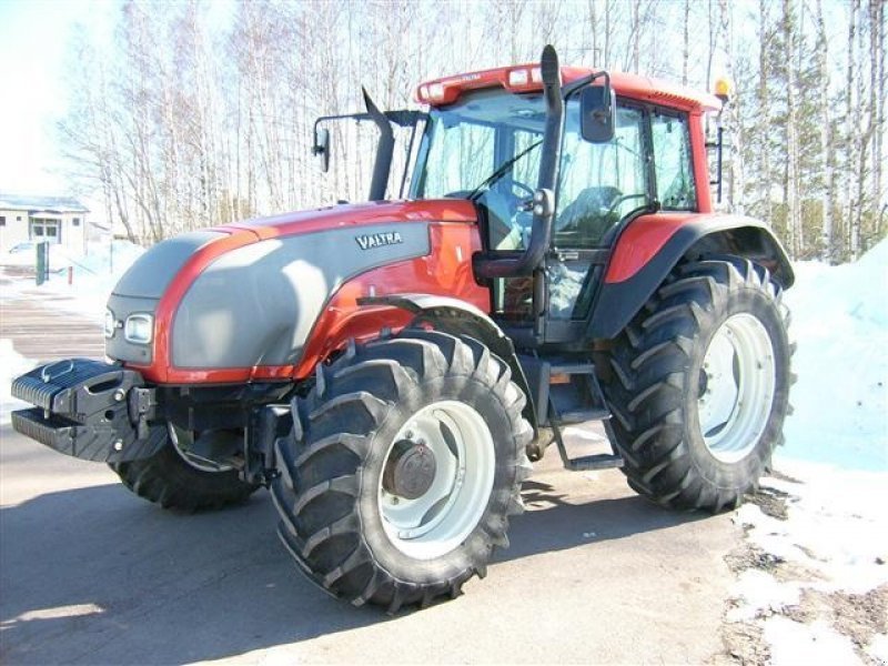 Valtra T140 Tractor - technikboerse.com