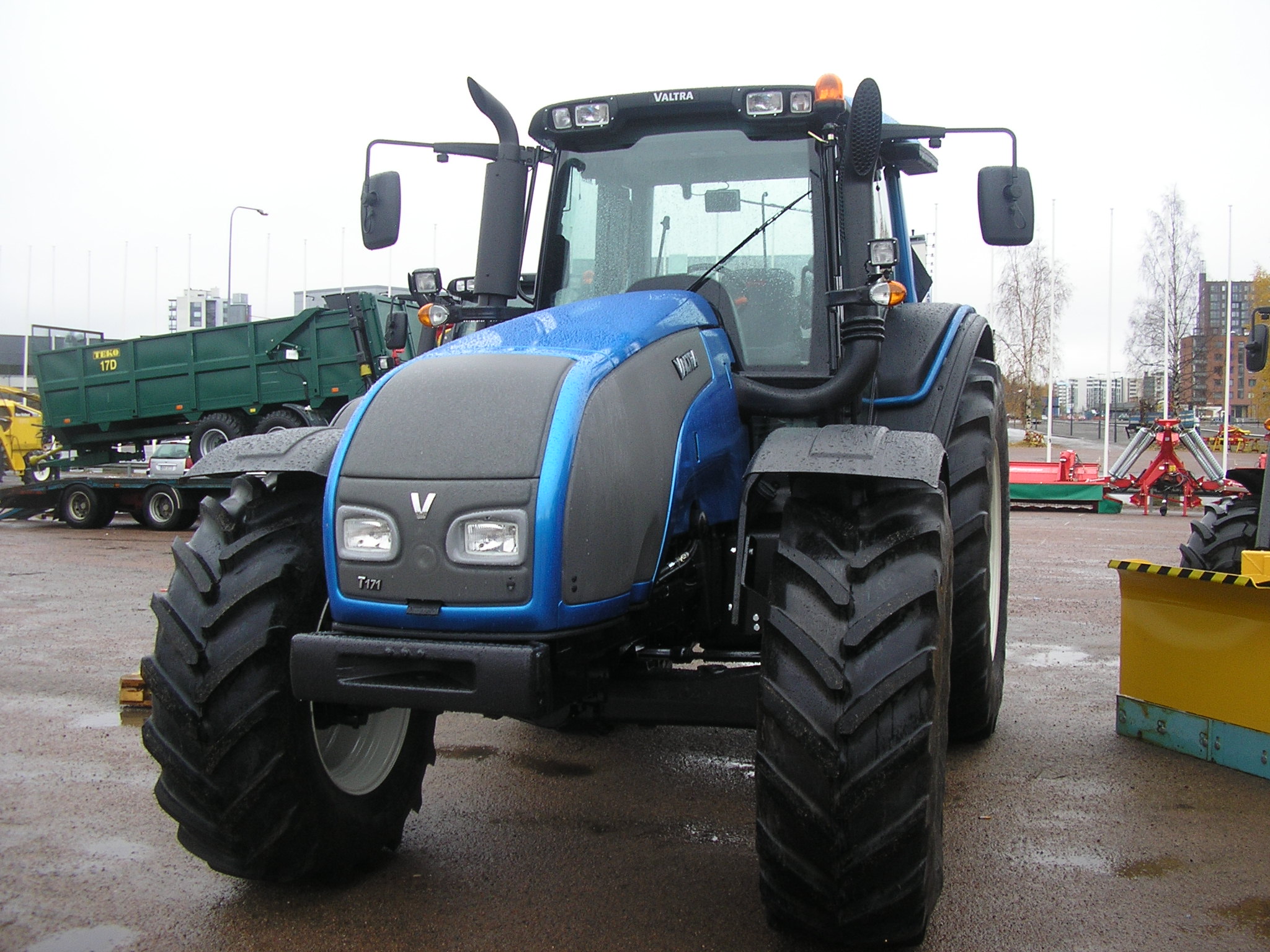 Description Valtra T171 tractor.jpg