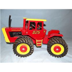Versatile 825 4 x 4 tractor, 1:16, Scale Models, NIB