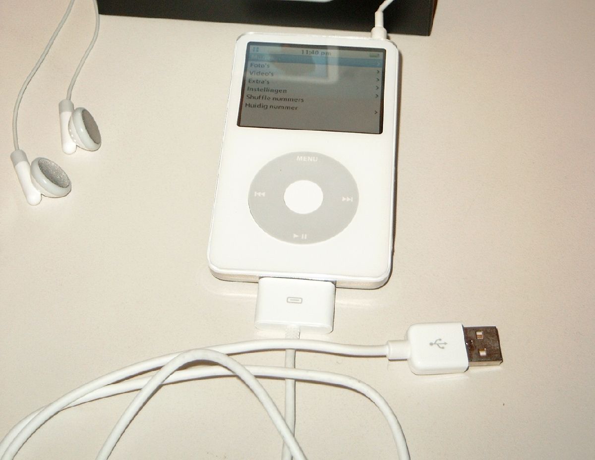 File:iPod video 30 GB white 2.jpg - Wikimedia Commons