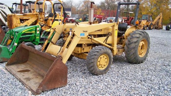 1355: Ford 260C 4x4 Utility Tractor with Loader : Lot 1355