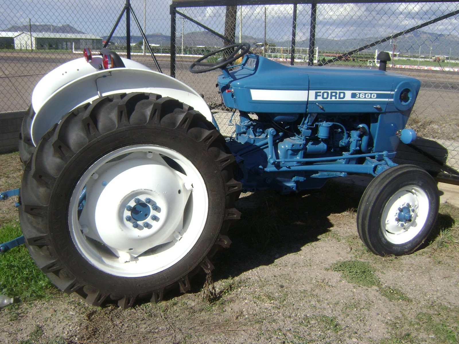 MAQUINARIA AGRICOLA INDUSTRIAL: Tractor Ford 3600 $6,500 Dlls.