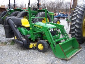 674: John Deere X475 Lawn and Garden Tractor Loader : Lot 674