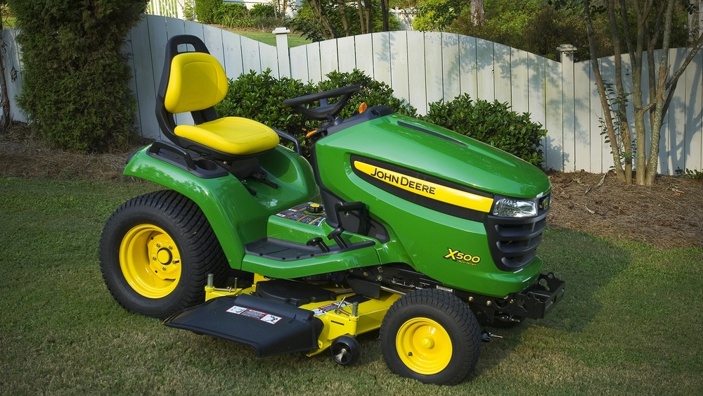 The X300/X500 tractor series exhibits the traditional John Deere ...