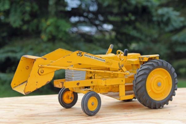 this 1:16 scale die-cast Massey Ferguson Model 3165 industrial tractor ...