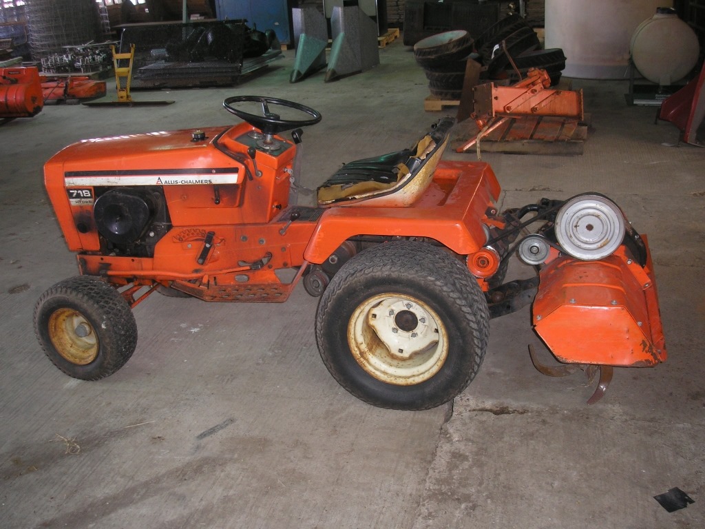 Lot # : 60a - Allis Chalmers 718 Lawn Tractor w/ Attachments