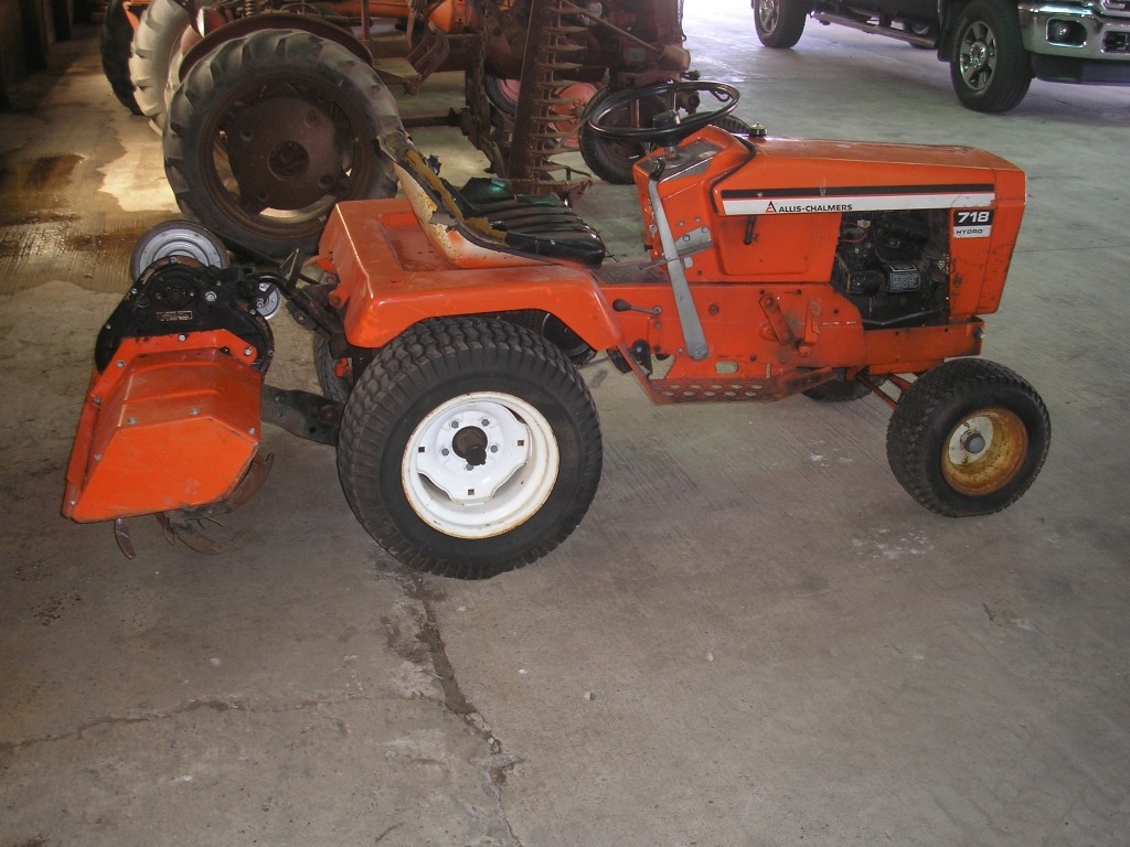 Lot # : 60a - Allis Chalmers 718 Lawn Tractor w/ Attachments
