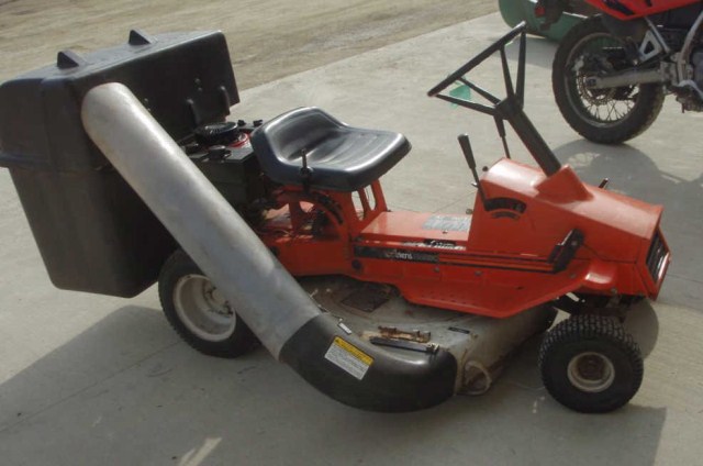 Ariens RM830 Riding mower with bagger - works
