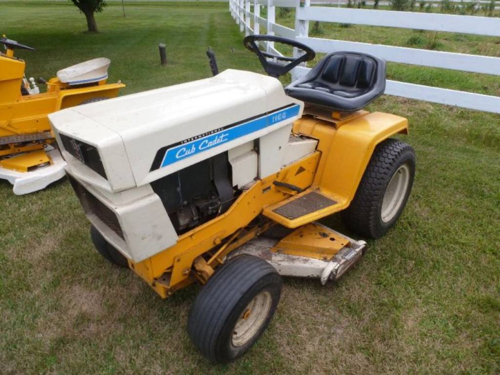 International Cub Cadet 1100 lawn tractor with 42 deck, original ...