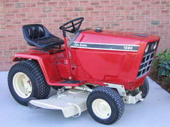 ... for Sale: I.H. Red Cub Cadet 1282 Hydro (2008-09-17) - TractorShed.com