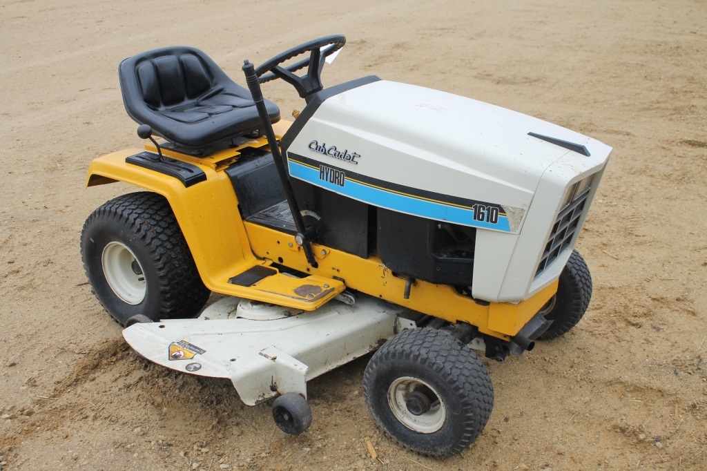 CUB CADET 1610 HYDRO DRIVE LAWN TRACTOR WITH .'