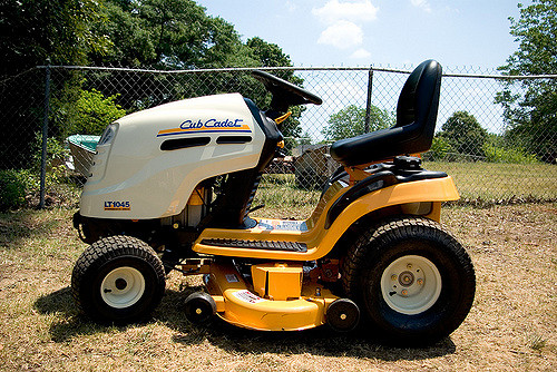 CUB CADET LT1045 Riding Lawn Tractor + Hydrostatic Drive & 46