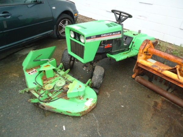 Deutz-Allis 616 lawn tractor & mower deck (missing rear wheel)