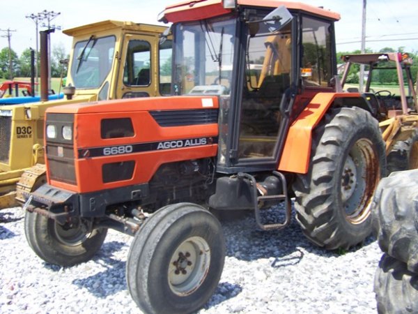 This is a AGCO Allis 6680 farm tractor with Cab. This tractor has 80 ...