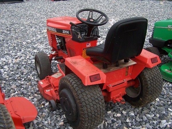 1039: NICE INGERSOLL 3014 LAWN AND GARDEN TRACTOR W/ MO : Lot 1039