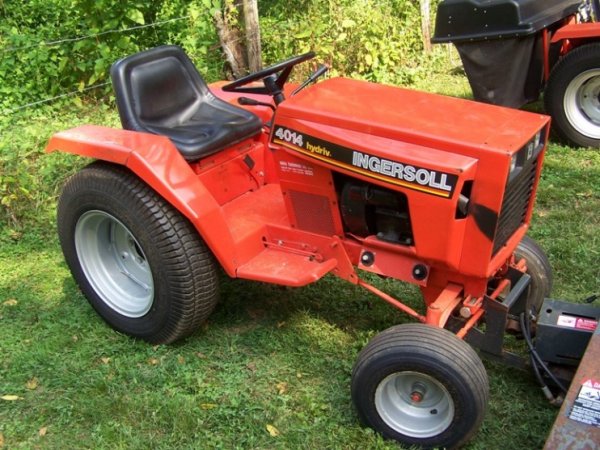 2702: 1989 Ingersoll 4014 Lawn and Garden Tractor : Lot 2702