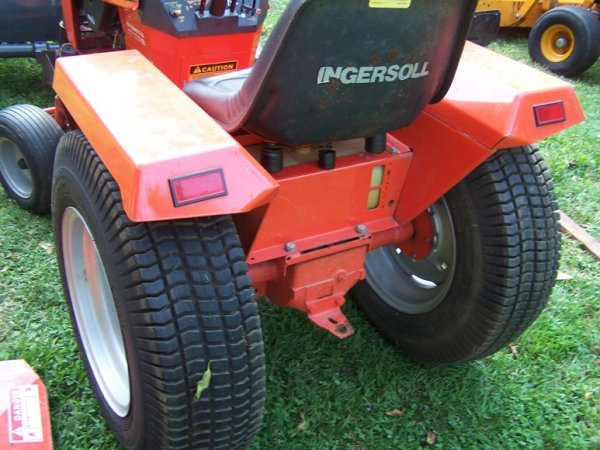 2702: 1989 Ingersoll 4014 Lawn and Garden Tractor : Lot 2702