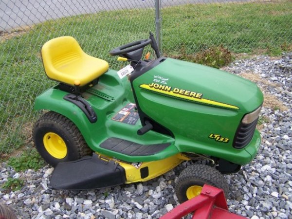 1084: John Deere LT 130 Lawn and Garden Tractor : Lot 1084