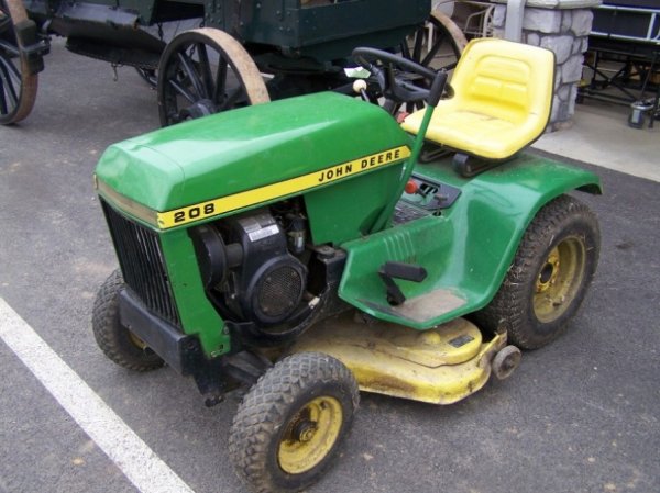 119A: John Deere 208 Antique Lawn and Garden tractor : Lot 119A