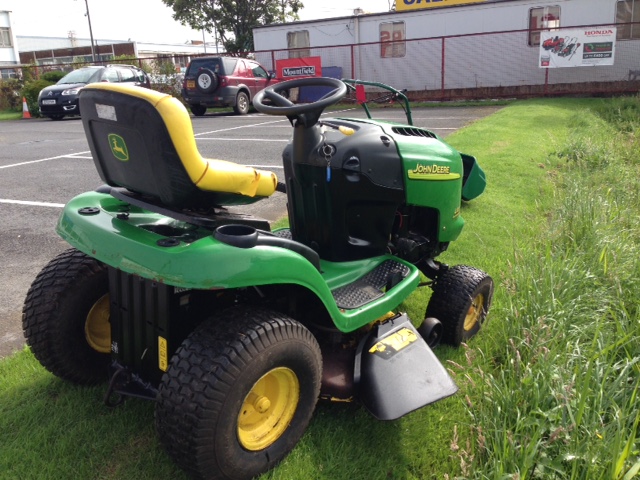 NOW SOLD - SECOND HAND JOHN DEERE - L107 RIDE-ON TRACTOR