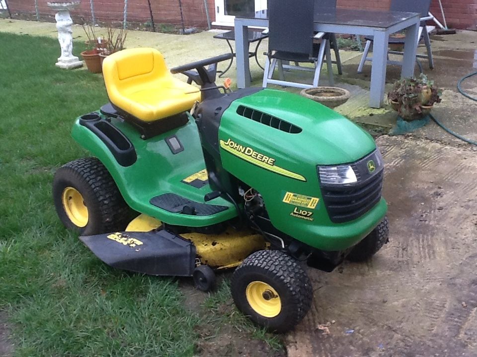 John Deere L107 ride on lawn mower with collection, roller, airetor ...
