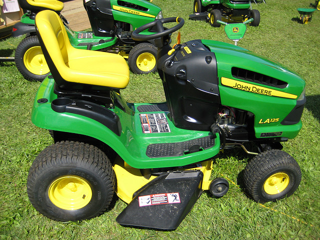 John Deere LA125 Lawn Tractor - a photo on Flickriver