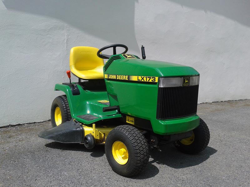 John Deere LX173 | Used Lawn Tractor