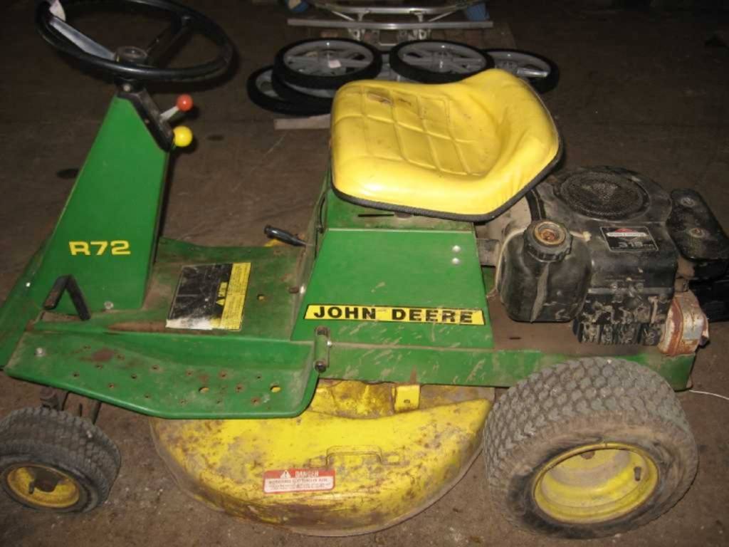 John Deere R72 riding lawn mower with Briggs and Stratton 319cc engine ...