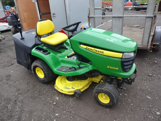 Lot 3206 - 2008 JOHN DEERE X300R ride on lawn tractor c/w collector ...