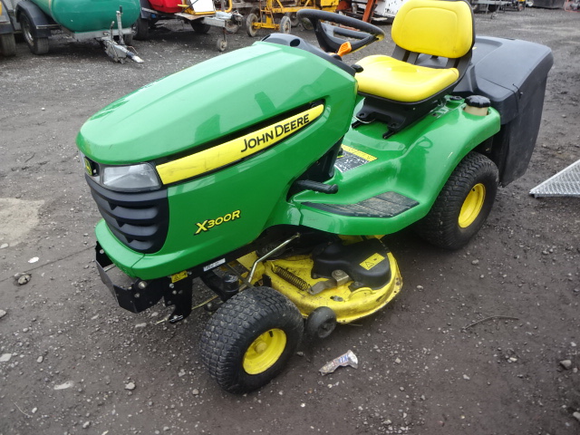 Lot 3206 - 2008 JOHN DEERE X300R ride on lawn tractor c/w collector ...