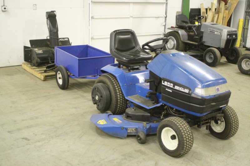 Lot # : 92 - 1998 NEW HOLLAND LS55 LAWN TRACTOR W/ ACCESSORIES