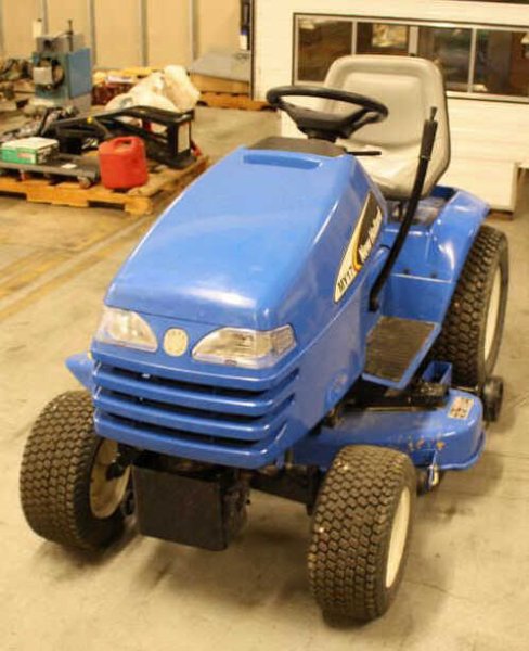 LOT #52 - NEW HOLLAND MY17 RIDING LAWN MOWER LIKE NEW