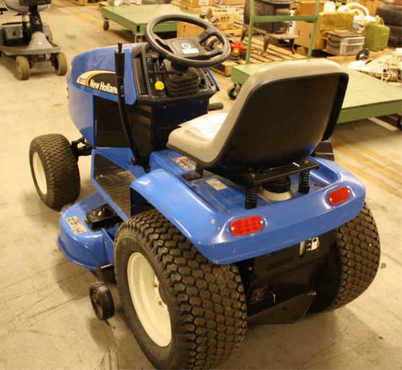 LOT #52 - NEW HOLLAND MY17 RIDING LAWN MOWER LIKE NEW