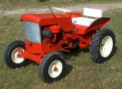 This is a 1960 Simplicity Wonderboy 700,7 horse power garden tractor.