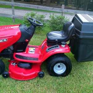 Snapper ST2046 Riding Lawn Mower with Leaf/Lawn Bagger