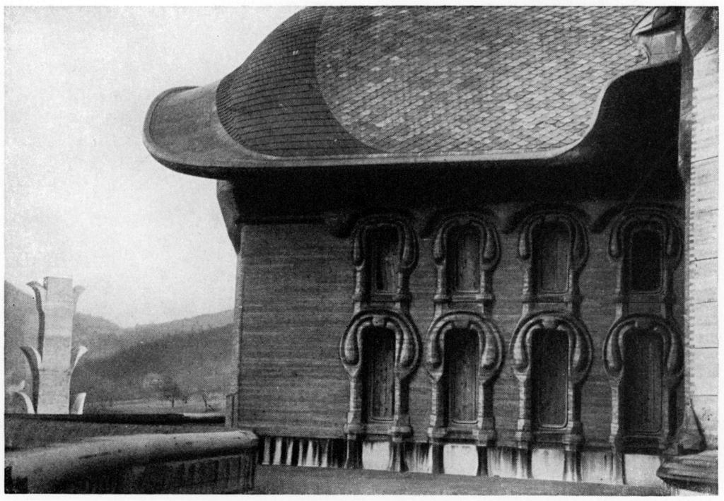 The finished First Goetheanum circa 1921. The north wing