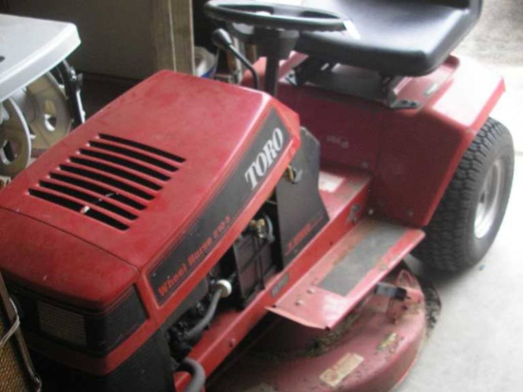 Toro Wheel Horse 210-5 lawn tractor, 5-speed, 903 hours, Briggs ...