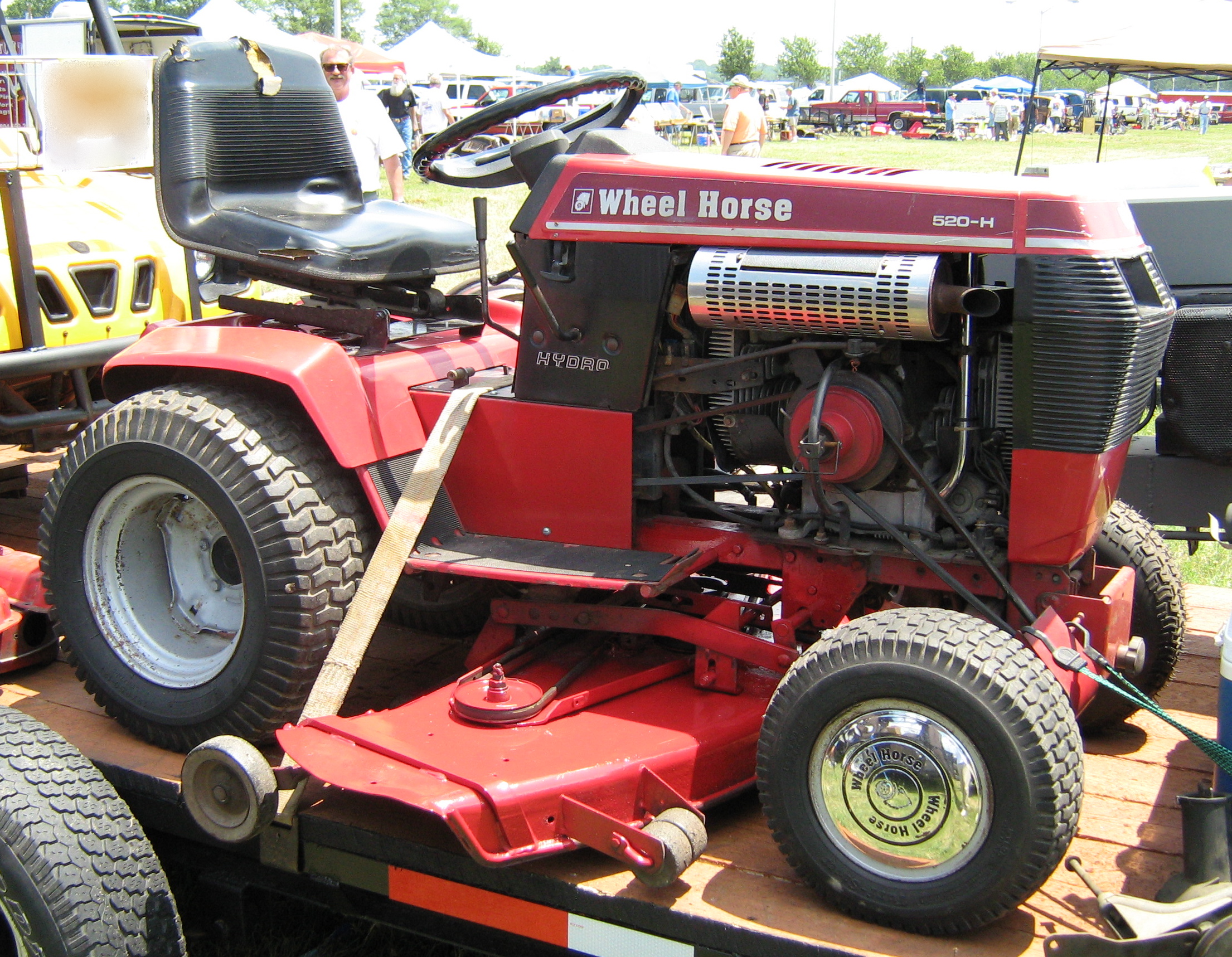 File:1986 Wheel Horse 520-H garden tractor-s.jpg - Wikimedia Commons
