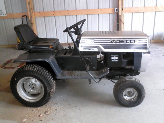 White lgt 1610 lawn tractor, very nice condition, nice chrome grill ...