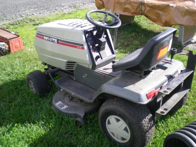 Lot # : 337 - WHITE CRUISE MATIC LT-12 LAWN TRACTOR