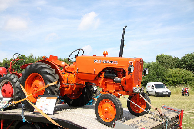 Allis-Chalmers D272 tractor 958YUB