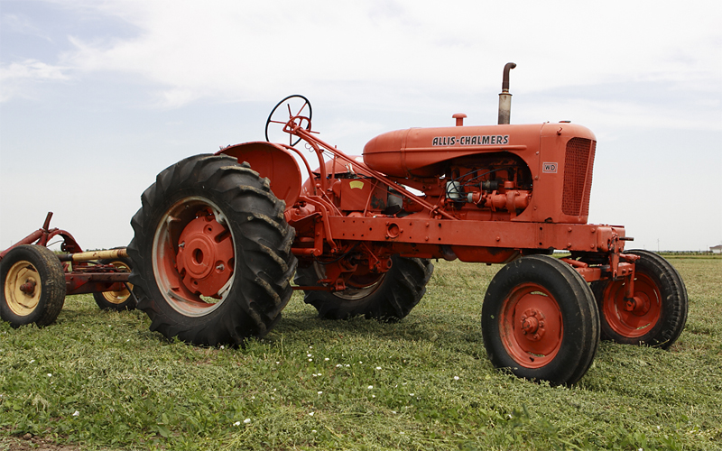... -- Old -- & --New --Rusty -- & -- With new Paint > Allis Chalmers WD