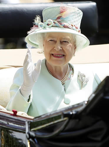 La reina Isabel II se dejó ver en Royal Ascot, una serie de carreras ...