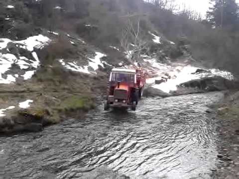 Barreiros 7070 con leńa cruzando el rio - YouTube