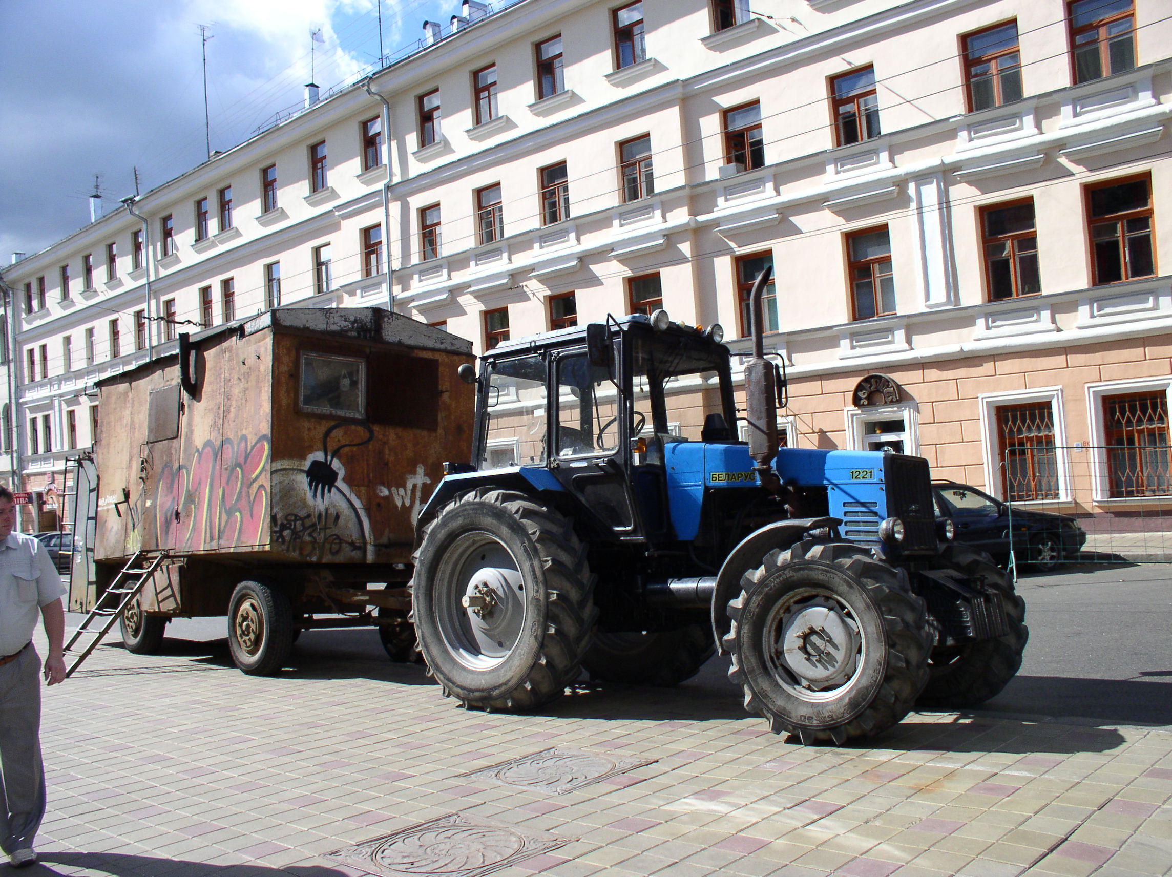 File:Tractor Belarus-1221.jpg - Wikimedia Commons