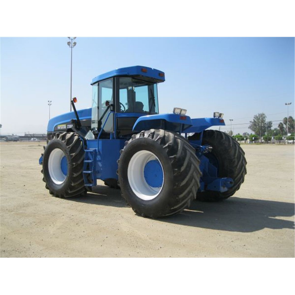 Image 4 : 2002 Buhler Versatile 2360 4x4 Ag Tractor