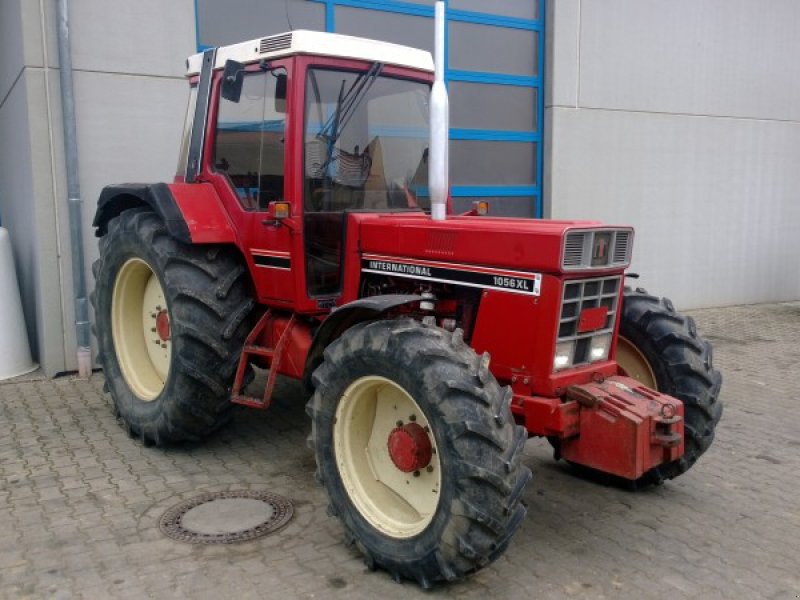 Case IH 1056 XL Tractor - technikboerse.com
