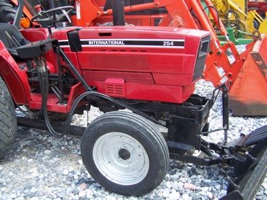 173: Case International 254 Compact Tractor w/ Front Bl : Lot 173