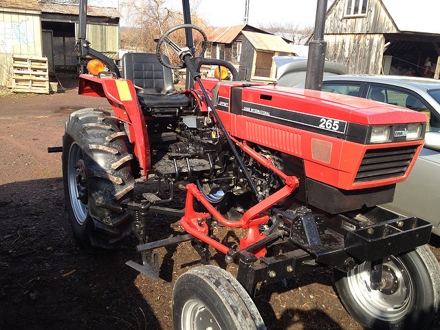 Case IH 265 | Offset diesel cultivating tractor with three p ...